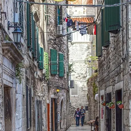 ゴールデン　パレス アパート *